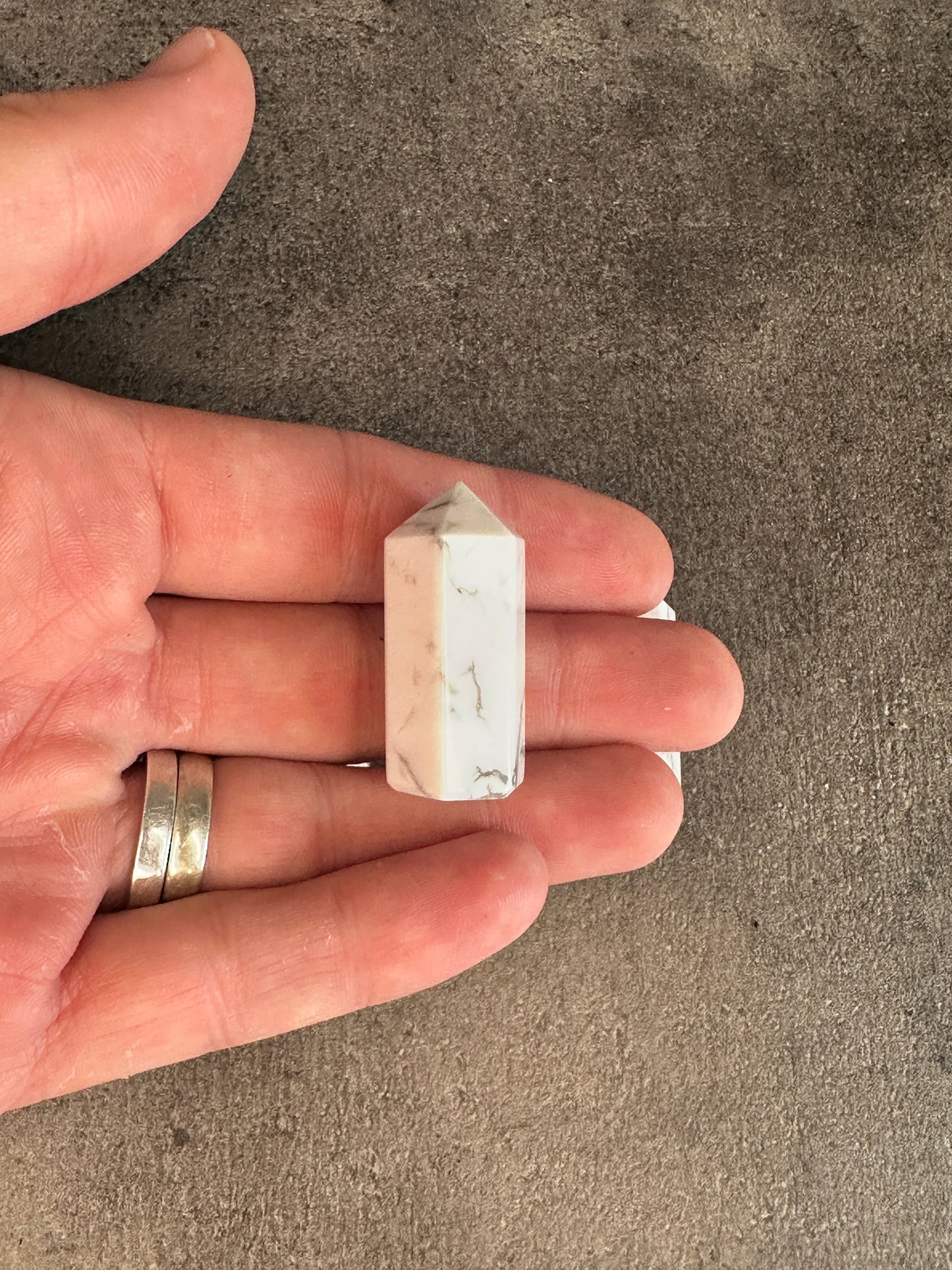 Howlite - Mini tower