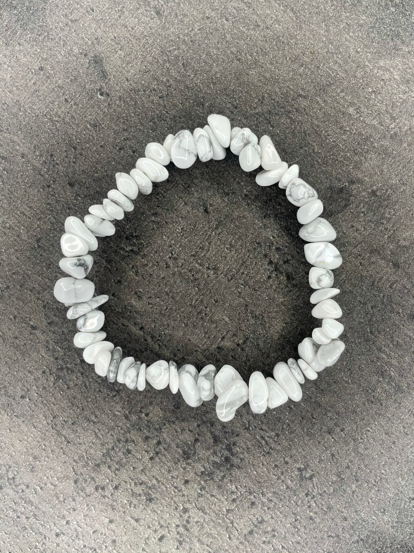 Howlite - Crystal chip bracelet