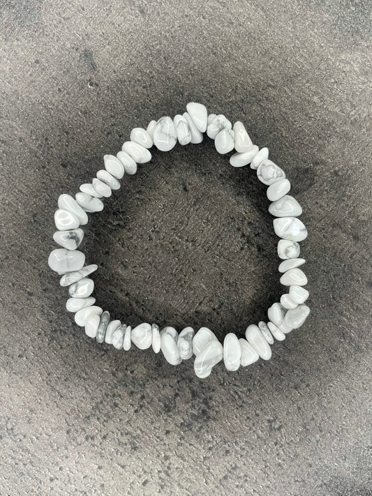 Howlite - Crystal chip bracelet