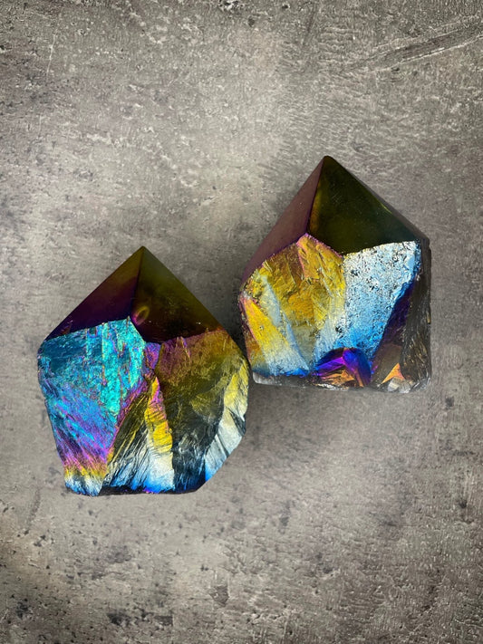 Titanium aura quartz - Rough, polished point